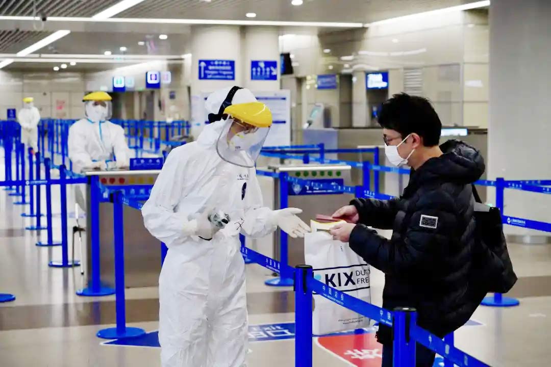 身穿誠格防護(hù)服的&ldquo;守滬者&rdquo; 24小時奮戰(zhàn)在浦東國際機場口岸防疫一線