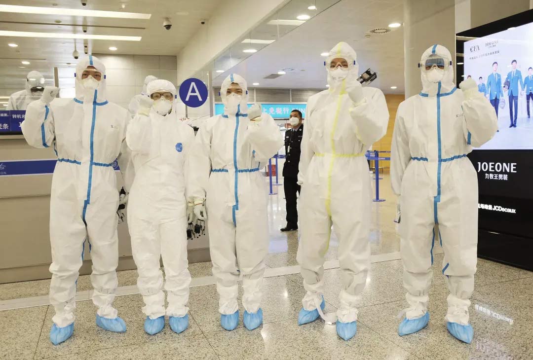 2.jpg身穿誠格防護(hù)服的&ldquo;守滬者&rdquo; 24小時奮戰(zhàn)在浦東國際機場口岸防疫一線