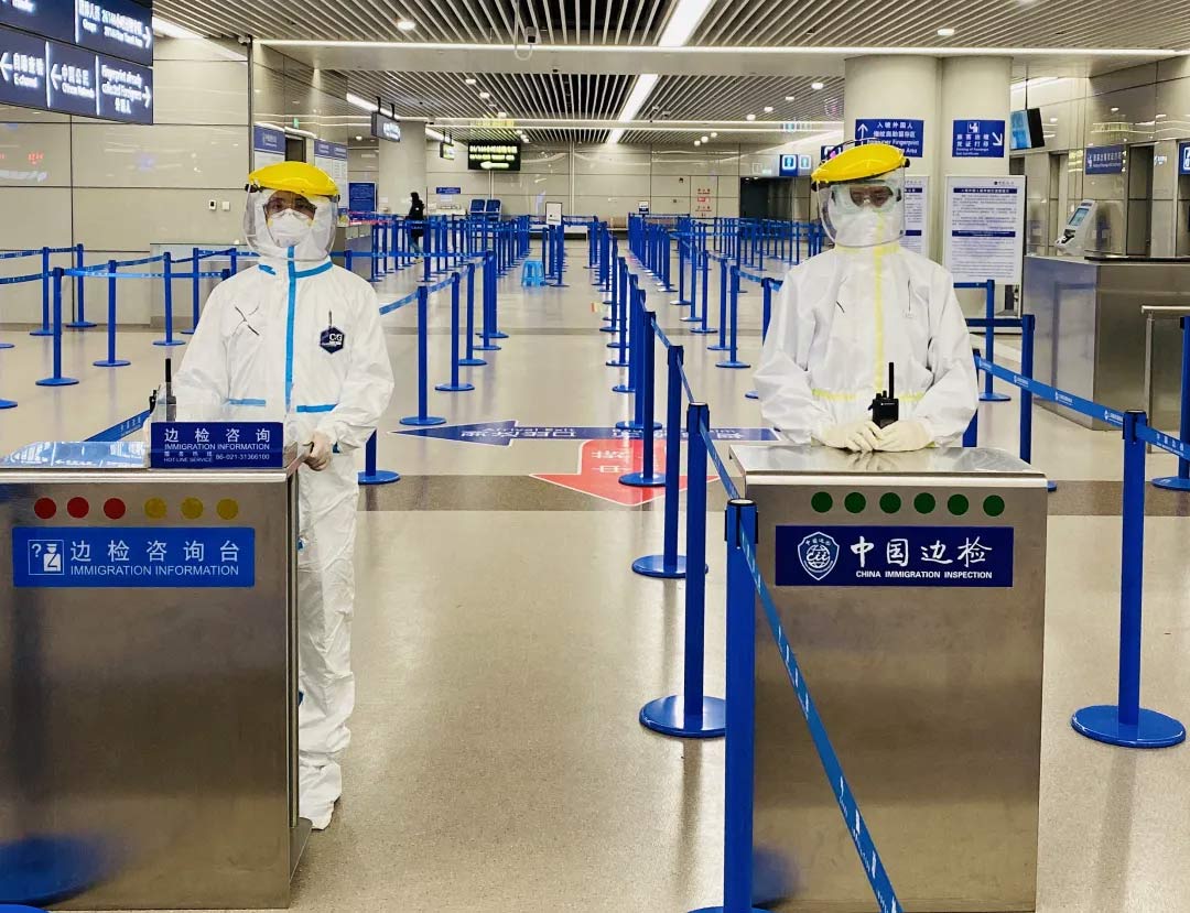 身穿誠格防護(hù)服的&ldquo;守滬者&rdquo; 24小時奮戰(zhàn)在浦東國際機場口岸防疫一線
