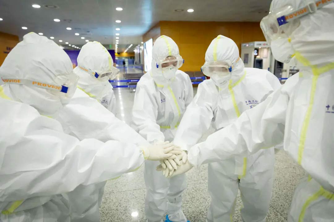 身穿誠格防護(hù)服的&ldquo;守滬者&rdquo; 24小時奮戰(zhàn)在浦東國際機場口岸防疫一線