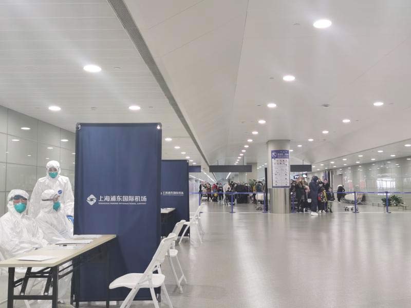 身穿誠格防護(hù)服的&ldquo;守滬者&rdquo; 24小時奮戰(zhàn)在浦東國際機場口岸防疫一線