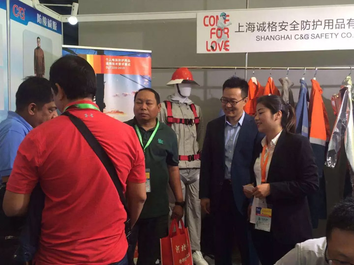 展區(qū)一角，相談甚歡，有種相見恨晚的感覺！